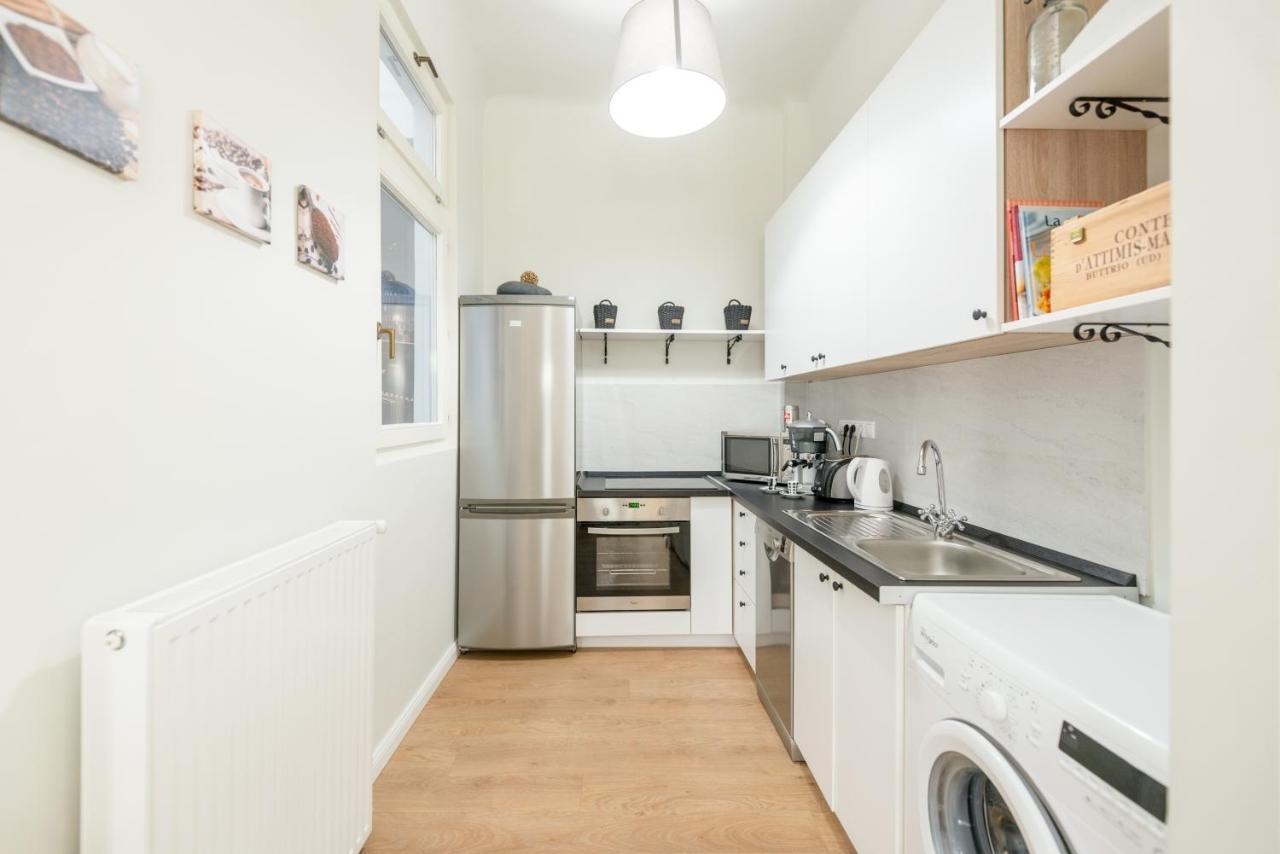 Downtown Heart 3 Bdr, 2 Bath, A/C Apartment บูดาเปสต์ ภายนอก รูปภาพ